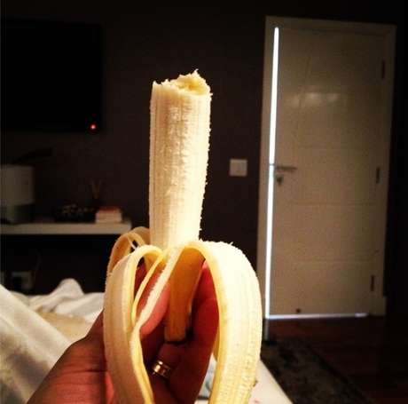 Luciele Di Camargo postou foto comendo banana e deu indícios de que está grávida novamente Luciele Di Camargo postou foto comendo banana e deu indícios de que está grávida novamente
