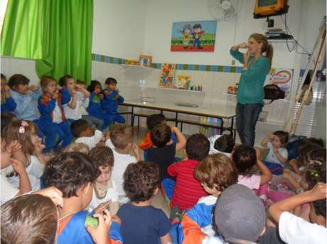 Na grade de aulas estão, inclusive, as específicas para as crianças aprenderem a passar o fio dental Na grade de aulas estão, inclusive, as específicas para as crianças aprenderem a passar o fio dental