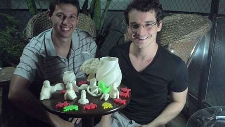 O engenheiro Marcus Casagrande (à esquerda) e o designer Yan Molinos montaram a Koios, empresa de impressão 3D, logo depois de se formarem O engenheiro Marcus Casagrande (à esquerda) e o designer Yan Molinos montaram a Koios, empresa de impressão 3D, logo depois de se formarem