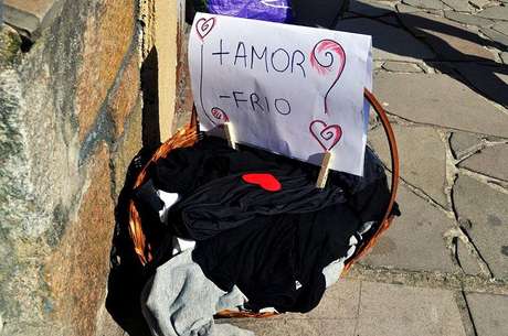 Para participar, basta escolher um ponto de coleta de doações, separar um cabide com roupas quentes, prendê-lo com presilhas plásticas, imprimir plaquinhas no site do movimento e espalhar a mensagem para as pessoas <p>Para participar, basta escolher um ponto de coleta de doações, separar um cabide com roupas quentes, prendê-lo com presilhas plásticas, imprimir plaquinhas no site do movimento e espalhar a mensagem para as pessoas</p>