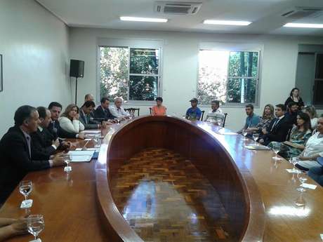 Em reunião com os parentes das vítimas, o governador Marconi Perillo observa o secretário de Segurança Pública discursar para o grupo <p>Em reunião com os parentes das vítimas, o governador Marconi Perillo observa o secretário de Segurança Pública discursar para o grupo</p>