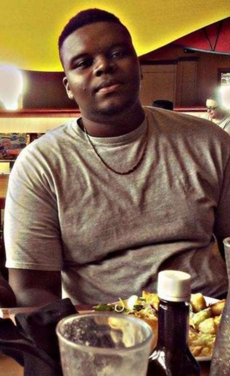 Michael Brown, morto com 9 tiros por um policial americano, será enterrado nesta segunda-feira, após dias de protestos por assassinato <p>Michael Brown, morto com 9 tiros por um policial americano, será enterrado nesta segunda-feira, após dias de protestos por assassinato</p>