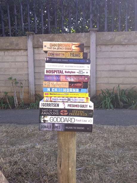 Ao invés de pedir esmola, Dadla comenta com pedestres sobre livros, autores e publicações que leu para convencê-los a comprar as obras e conseguir algum trocado para sobreviver Ao invés de pedir esmola, Dadla comenta com pedestres sobre livros, autores e publicações que leu para convencê-los a comprar as obras e conseguir algum trocado para sobreviver