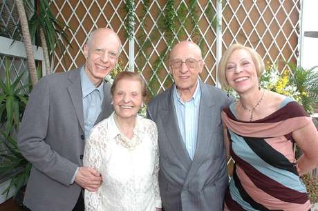 O ator Carlos Moreno, junto do pai Miguel e da irmã Tânia, ajuda a cuidar da mãe, Demariste, a Didi, ao seu lado na foto. Ela convive há dez anos com o Alzheimer O ator Carlos Moreno, junto do pai Miguel e da irmã Tânia, ajuda a cuidar da mãe, Demariste, a Didi, ao seu lado na foto. Ela convive há dez anos com o Alzheimer
