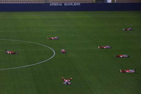 Jogadores do Operário se deitaram no gramado em apoio ao protesto do Barueri Jogadores do Operário se deitaram no gramado em apoio ao protesto do Barueri