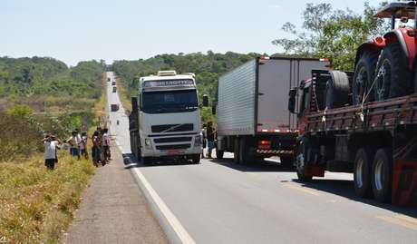 Uma fila de carros se formou com aqueles que não aceitaram dar dinheiro <p>Uma fila de carros se formou com aqueles que não aceitaram dar dinheiro</p>