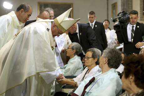 Papa Francisco cumprimenta mulheres que foram forçadas à escravidão sexual pelos militares japoneses durante a Segunda Guerra Mundial Papa Francisco cumprimenta mulheres que foram forçadas à escravidão sexual pelos militares japoneses durante a Segunda Guerra Mundial