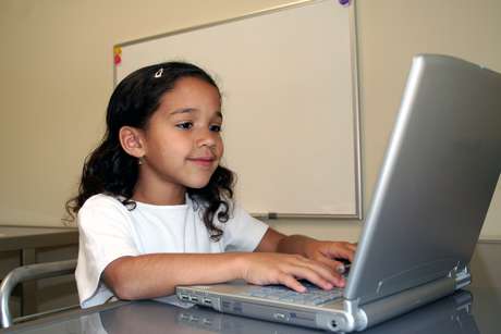 Thinkstock <p>Los padres deben preocuparse de la actividad online que tienen sus hijos desde que son muy pequeños, para poder establecer normas y aconsejarles al mismo tiempo</p>