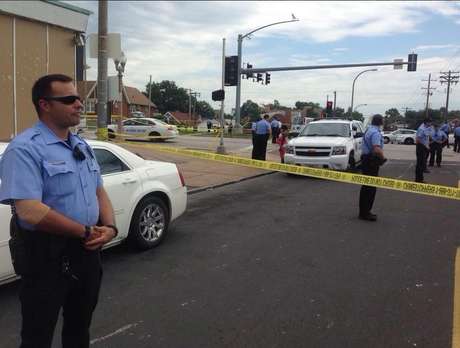 Policias bloqueiam o acesso ao local onde o jovem negro de 23 anos foi morto em St. Louis <p>Policias bloqueiam o acesso ao local onde o jovem negro de 23 anos foi morto em St. Louis</p>
