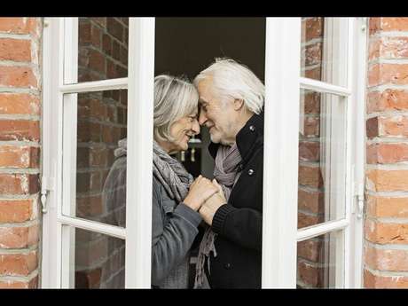 Em 2009, o governo de Weesp, na Holanda, construiu uma vila totalmente adaptada à realidade de pacientes com Alzheimer. Chamada de Hogeweyk Village, o local funciona como um condomínio fechado que abriga mais de 150 idosos Em 2009, o governo de Weesp, na Holanda, construiu uma vila totalmente adaptada à realidade de pacientes com Alzheimer. Chamada de Hogeweyk Village, o local funciona como um condomínio fechado que abriga mais de 150 idosos