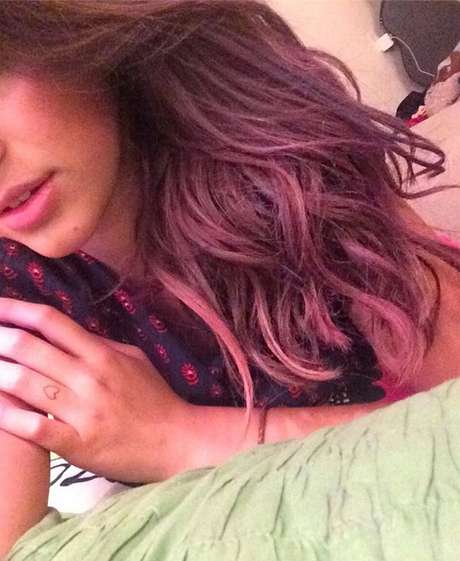 Bruna Marquezine aparece com cabelo parcialmente rosa Bruna Marquezine aparece com cabelo parcialmente rosa
