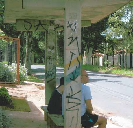 El Dash, com residência fixa à frente do local, se incomodava com a sujeira dos passageiros, e sempre limpava o acúmulo de lixo <p>El Dash, com residência fixa à frente do local, se incomodava com a sujeira dos passageiros, e sempre limpava o acúmulo de lixo </p>