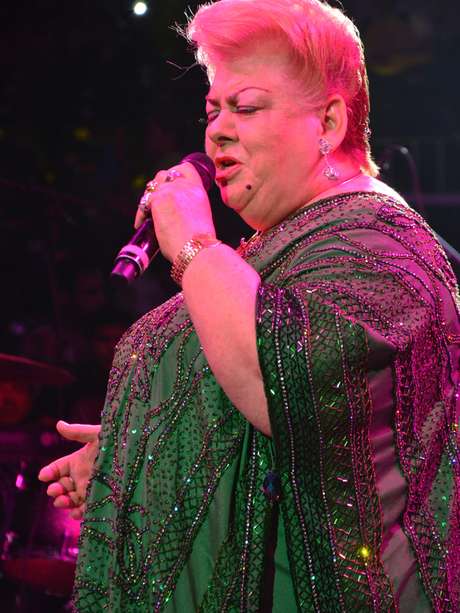 Medios y Media <p>Paquita la del Barrio se puso a rezar cuando se asustó por las turbulencias.</p>
