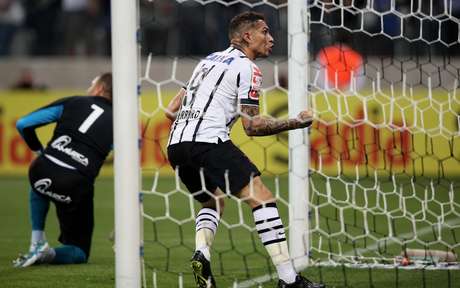 Guerrero comemora com a torcida presente na Arena Corinthians Guerrero comemora com a torcida presente na Arena Corinthians
