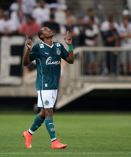 Thiago Mendes comemora o primeiro gol da partida Thiago Mendes comemora o primeiro gol da partida