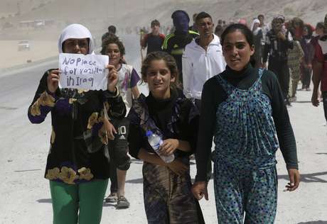 Deslocados da minoria Yazidi marcham em direção ao Curdistão iraquiano em 17 de agosto <p>Deslocados da minoria Yazidi marcham em direção ao Curdistão iraquiano em 17 de agosto</p><p> </p>