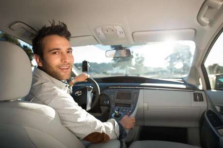 O usuário poderá escolher a música de um CD ou playlist para tocar nos alto-falantes mesmo antes de entrar no carro. <p>O usuário poderá escolher a música de um CD ou playlist para tocar nos alto-falantes mesmo antes de entrar no carro.</p>