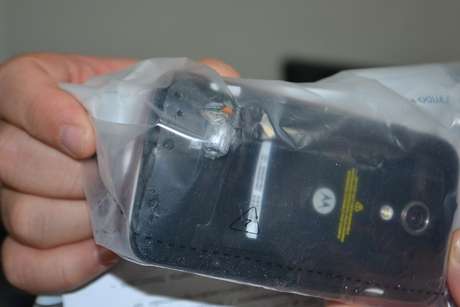 Bala parou no celular que a vítima carregava no bolso Bala parou no celular que a vítima carregava no bolso