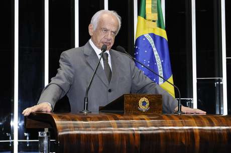Simon será candidato ao Senado pelo PMDB Simon será candidato ao Senado pelo PMDB
