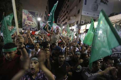 Palestinos comemoram a trégua permanente entre Israel e Hamas, na cidade de Ramallah, Cisjordânia <p>Palestinos comemoram a trégua permanente entre Israel e Hamas, na cidade de Ramallah, Cisjordânia </p><p> </p>
