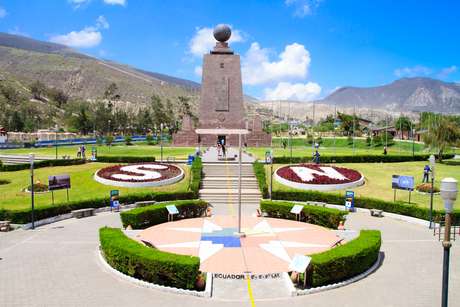 Atrações em Quito incluem o monumento conhecido como a Metade do Mundo Atrações em Quito incluem o monumento conhecido como a Metade do Mundo