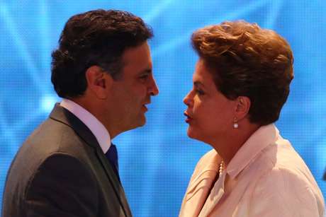 Dilma e Aécio se cumprimentam antes do início do debate Dilma e Aécio se cumprimentam antes do início do debate