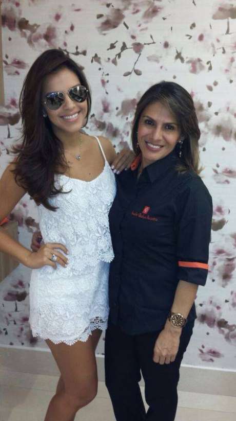 Mariana Rios voltou a ser morena pelas mãos da colorista Maryta Acosta, do Studio Gladys Acosta Mariana Rios voltou a ser morena pelas mãos da colorista Maryta Acosta, do Studio Gladys Acosta