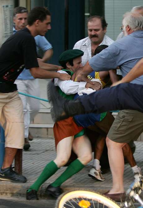 Padre irlandês Cornelius Horan tirou Vanderlei Cordeiro de Lima do percurso por 13 segundos em Atenas <p>Padre irlandês Cornelius Horan tirou Vanderlei Cordeiro de Lima do percurso por 13 segundos em Atenas</p>