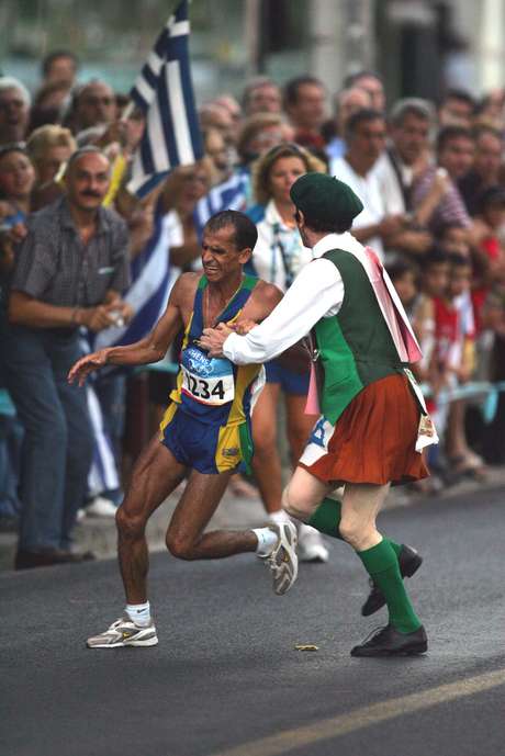 Brasileiro liderava a prova a 7 km do fim quando foi atrapalhado por Cornelius Horan <p>Brasileiro liderava a prova a 7 km do fim quando foi atrapalhado por Cornelius Horan</p>