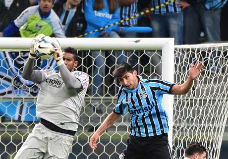 Goleiro Aranha foi vítima de xingamentos racistas proferidos por um grupo de torcedores do Grêmio Goleiro Aranha foi vítima de xingamentos racistas proferidos por um grupo de torcedores do Grêmio