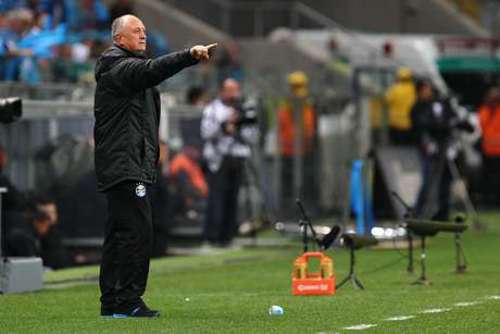 Felipão se irritou com a arbitragem e acabou expulso no intervalo do jogo Felipão se irritou com a arbitragem e acabou expulso no intervalo do jogo