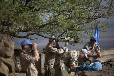 Tropas de observadores da ONU observam a província de Quneitra, Síria, nas Colinas de Golã, em 29 de agosto <p>Tropas de observadores da ONU observam a província de Quneitra, Síria, nas Colinas de Golã, em 29 de agosto</p>