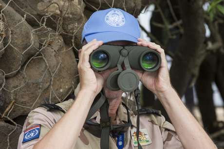 Membro da ONU observa cenário de conflitos nas colinas de Golã, fronteira entre Síria e Israel Membro da ONU observa cenário de conflitos nas colinas de Golã, fronteira entre Síria e Israel