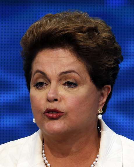 Segundo Dilma, excesso de feriados e queda nos preços das commodities no mercado internacional foram os principais responsáveis pela redução do PIB Segundo Dilma, excesso de feriados e queda nos preços das commodities no mercado internacional foram os principais responsáveis pela redução do PIB