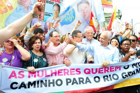 Candidato do PMDB ao governo gaúcho apoia PSB na corrida presidencial <p>Candidato do PMDB ao governo gaúcho apoia PSB na corrida presidencial</p>
