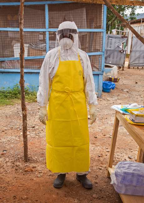 Michael Duff / AP Agente de saúde veste roupa para entrar em centro de tratamento em Serra Leoa
