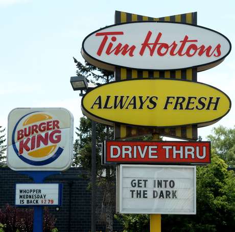 Uma placa da rede Burger King e da Tim Hortons são exibidas em St. Laurent Boulevard, em Ottawa, no Canadá, em 25 de agosto <p>Uma placa da rede Burger King e da Tim Hortons são exibidas em St. Laurent Boulevard, em Ottawa, no Canadá, em 25 de agosto</p>