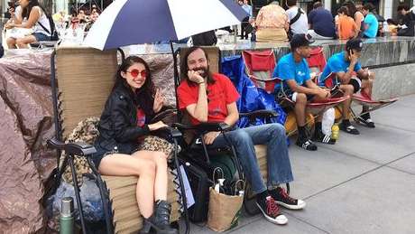 Consumidores já formam fila em frente à loja da Apple na Quinta Avenida, em Nova York, à espera do iPhone 6, que ainda não foi anunciado pela empresa Consumidores já formam fila em frente à loja da Apple na Quinta Avenida, em Nova York, à espera do iPhone 6, que ainda não foi anunciado pela empresa