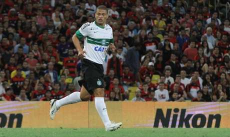 Alex está fora de ação no Coritiba e preocupa <p>Alex está fora de ação no Coritiba e preocupa</p>
