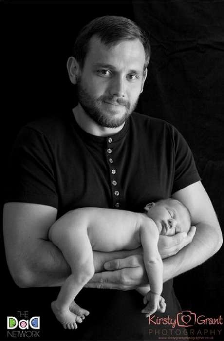 Pai e filho posavam para a foto quando... <p>Pai e filho posavam para a foto quando...</p>