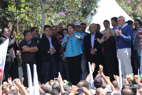 A presidente e candidata à reeleição Dilma Rousseff (PT) prometeu não atrelar o preço do combustível brasileiro ao valor do petróleo no mercado internacional A presidente e candidata à reeleição Dilma Rousseff (PT) prometeu não atrelar o preço do combustível brasileiro ao valor do petróleo no mercado internacional
