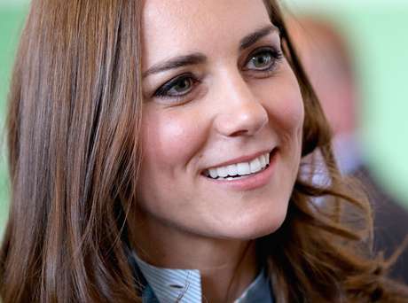 Kate cuida dos dentes, da maquiagem, do cabelo e da pele com muito cuidado Kate cuida dos dentes, da maquiagem, do cabelo e da pele com muito cuidado