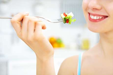 La vitamina C juega un papel importante en el desarrollo y mantenimiento de la salud de los dientes y las encías <p>La vitamina C juega un papel importante en el desarrollo y mantenimiento de la salud de los dientes y las encías</p>