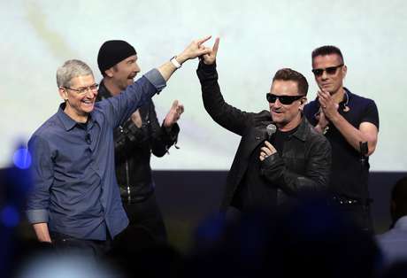 Membros da banda ao lado do CEO da Apple, Tim Cook, no anúncio oficial do novo disco Membros da banda ao lado do CEO da Apple, Tim Cook, no anúncio oficial do novo disco