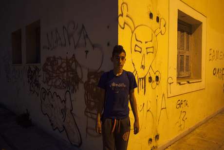 O pai de Malak teme pela segurança de seu filho, especialmente após uma onda de ataques contra imigrantes na Grécia O pai de Malak teme pela segurança de seu filho, especialmente após uma onda de ataques contra imigrantes na Grécia