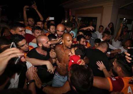 Felipe Melo foi atender fãs que o apoiaram <p>Felipe Melo foi atender fãs que o apoiaram</p>