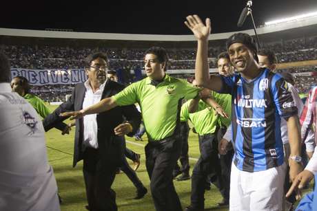 Ronaldinho acena para a torcida na apresentação a clube mexicano <p>Ronaldinho acena para a torcida na apresentação a clube mexicano</p>