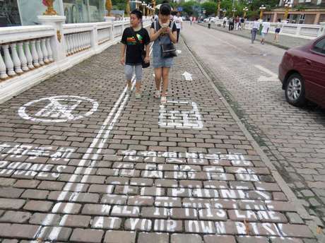 Calçada na China foi marcada para que os viciados nos celulares possam andar Calçada na China foi marcada para que os viciados nos celulares possam andar
