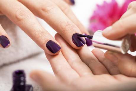 O formaldeído presente nos esmaltes pode causar reação alérgica <p>O formaldeído presente nos esmaltes pode causar reação alérgica</p>