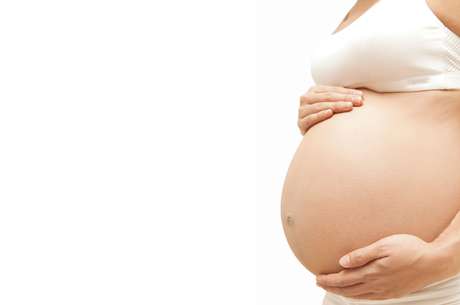 A ureia, usada em hidratantes, é proibida para mulheres grávidas, pois penetra profundamente na pele e tem capacidade de atravessar a placenta <p>A ureia, usada em hidratantes, é proibida para mulheres grávidas, pois penetra profundamente na pele e tem capacidade de atravessar a placenta</p>